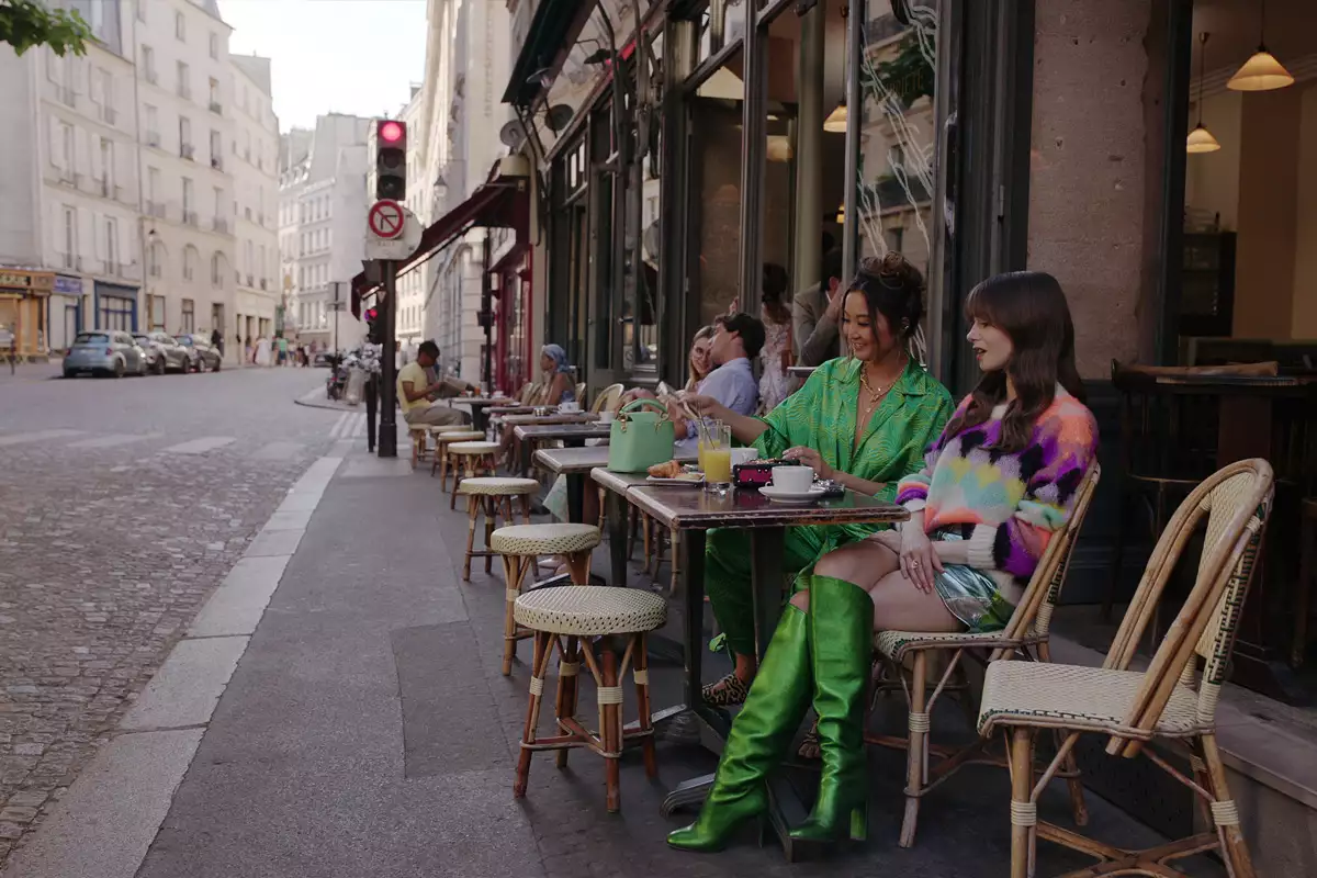 Lily Collins y el elenco de la serie Emily in Paris en la capital francesa