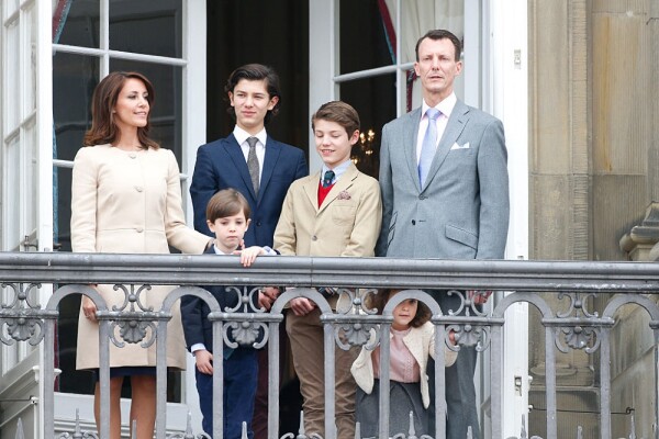 Marie y Joaquin de Dinamarca junto a sus hijos