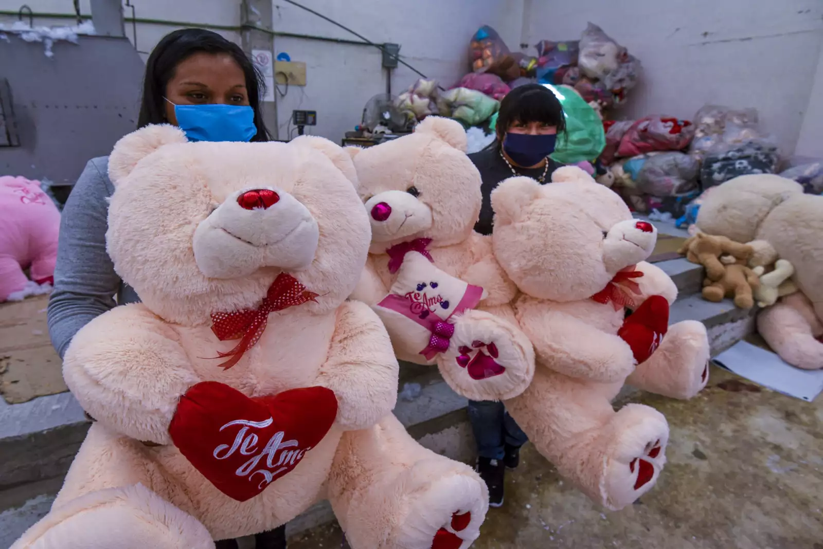 Xonacatlán es un municipio que se caracteriza por elaborar muñecos de peluche ahora mejor conoció como “Ciudad Peluche”, los productores ya tienen listos los muñecos que serán regalados en el festejo del 14 de febrero; por la pandemia por COVID-1