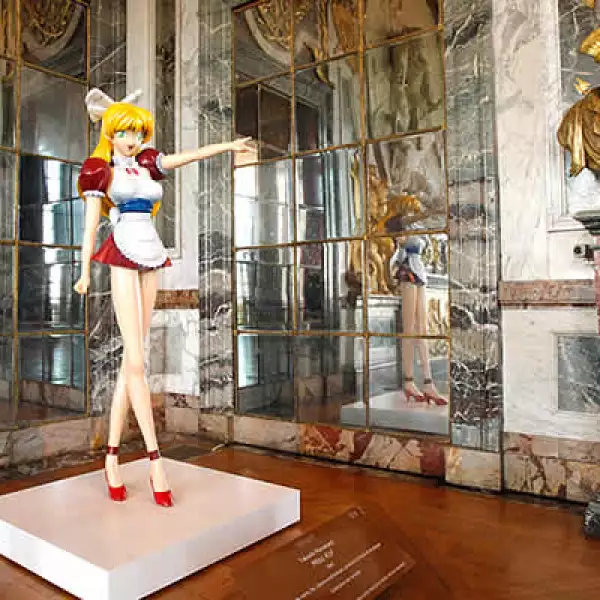 “Cuando oigo esas cosas, me digo que cuando un equipo anota un gol, siempre hay gente que no está feliz y que lo manifiesta”, respondió Murakami, ante las críticas de su obra en contraste con el lujo del palacio.