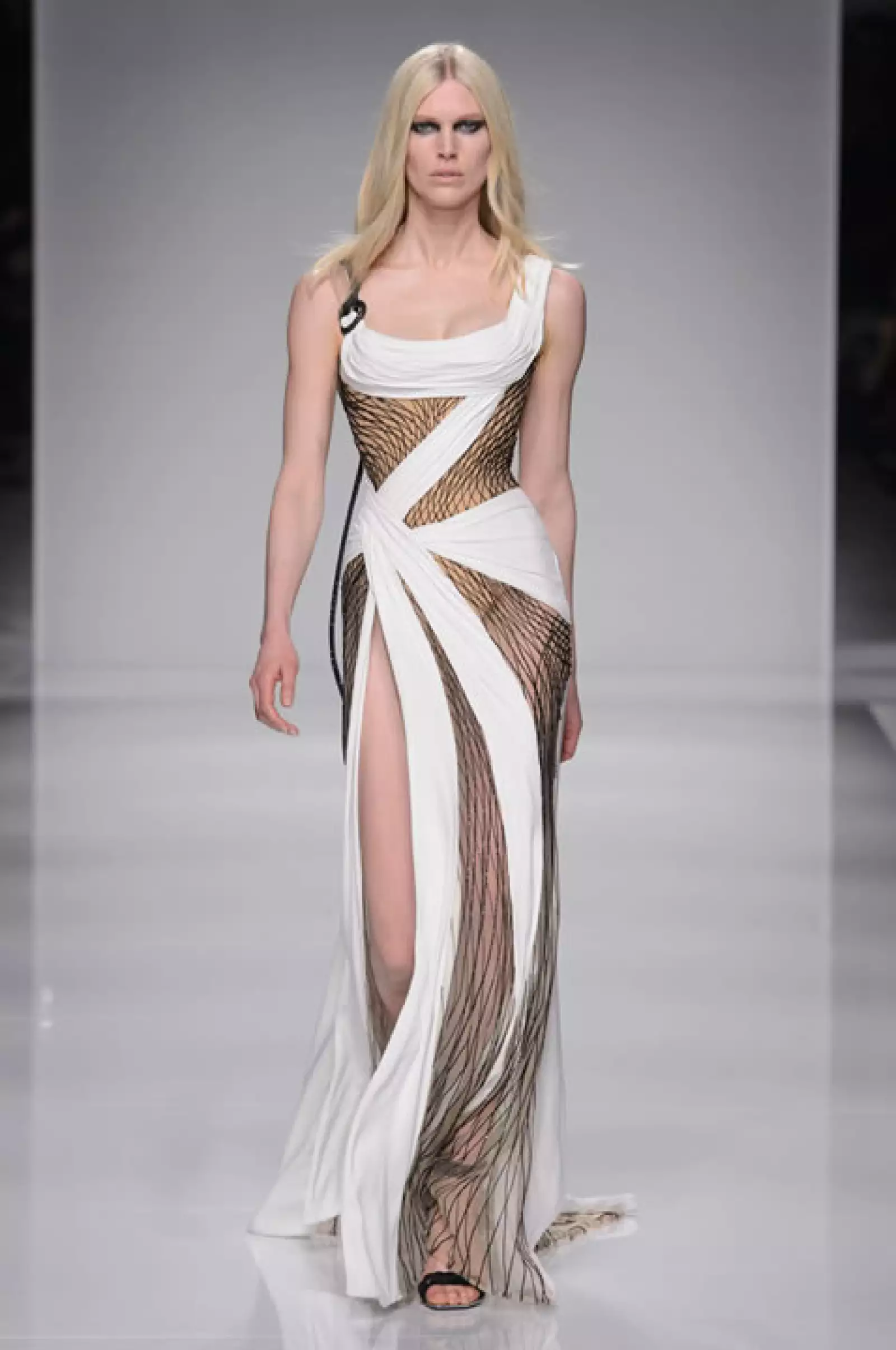 Atelier Versace: Se vieron looks en blanco muy aptos para la primavera.