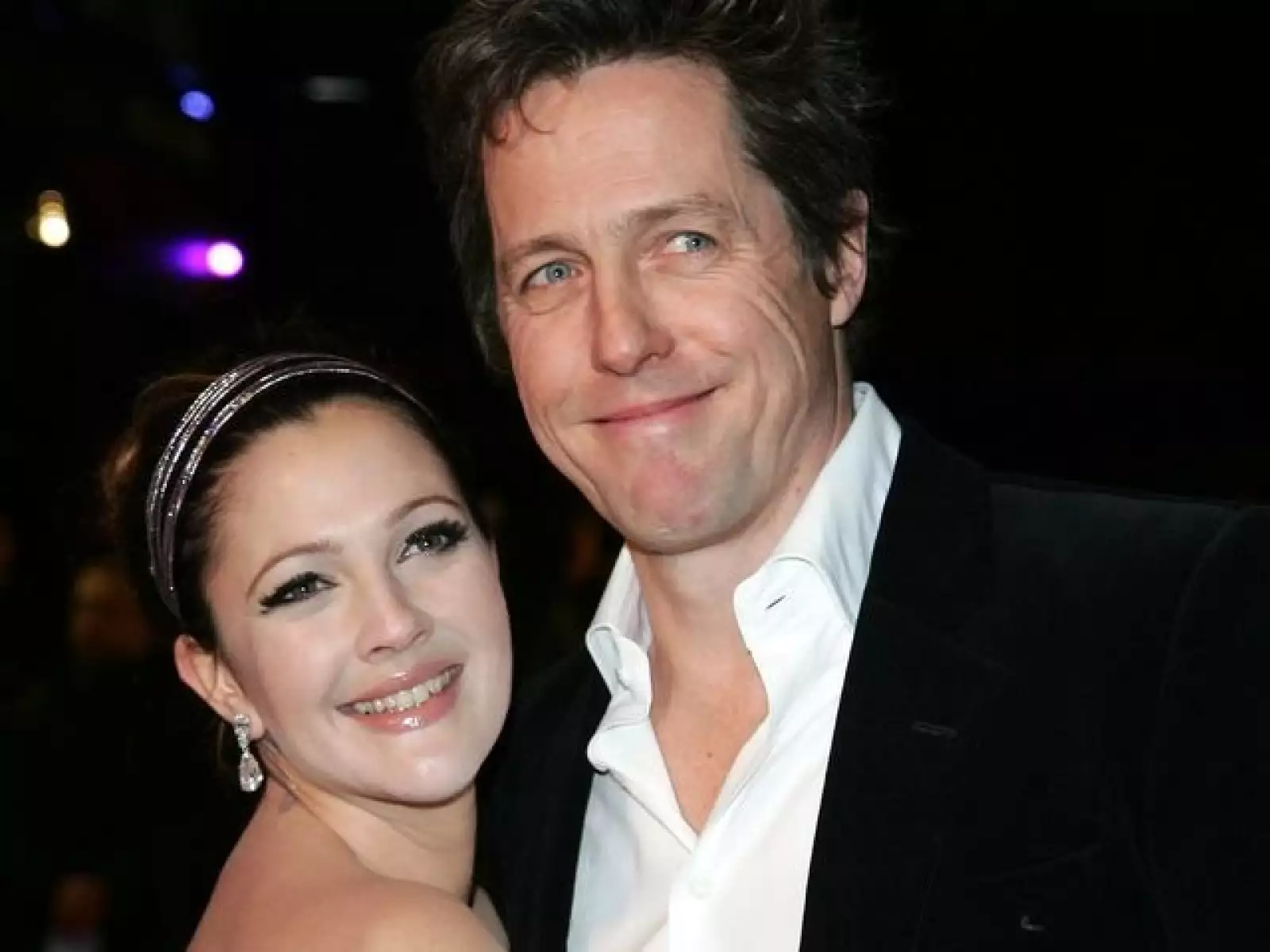 Según el diario New York Post, Drew Barrymore y Hugh Grant fueron vistos besándose en un hotel. La pareja de famosos se conoce desde hace un par de años cuando filmaron Letra y Música, aunque no ha sido sino hasta ahora que se ha dicho algo sobre un roman