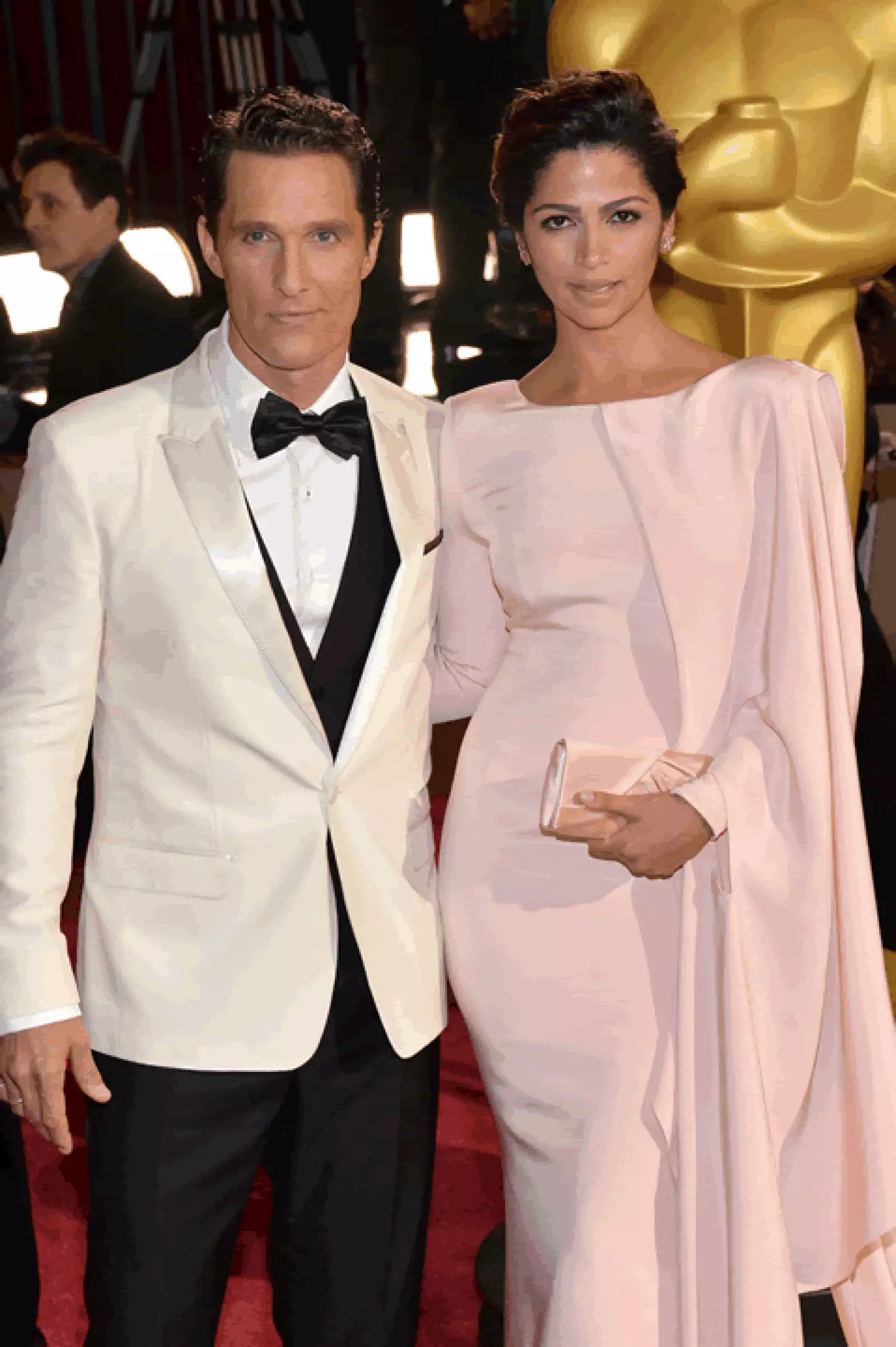Era modelo de Levi´s y Giorgio Armani cuando conoció a Matthew McConaughey en 2006, la pareja se comprometió a finales de 2011 y se casaron un año después. Actualmente tienen 3 hijos.