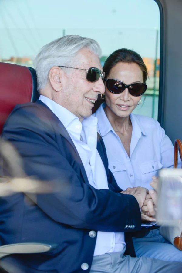 A unos días de haber celebrado sus bodas de oro con Patricia Llosa, Mario anunció su relación con Isabel Preysler.
