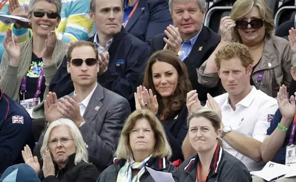 El príncipe Guillermo, Kate Middleton y el príncipe Enrique estuvieron en las gradas apoyando a su prima.