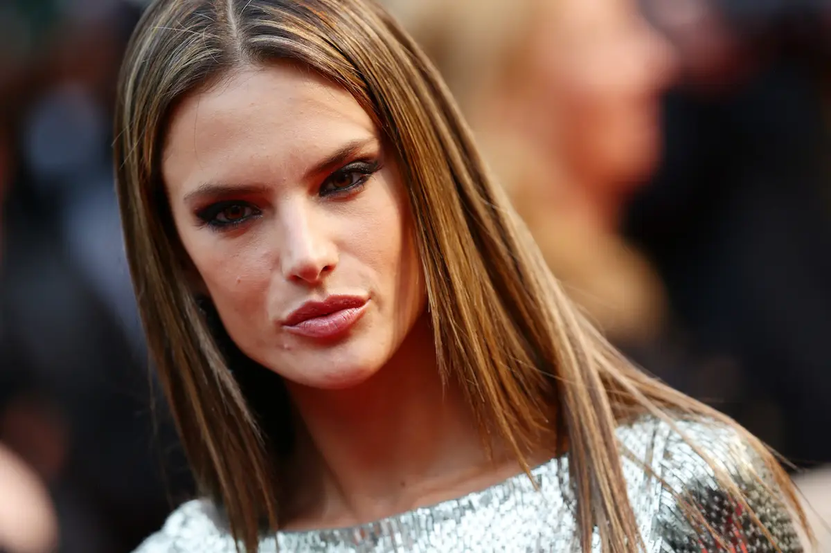 Sigue estos consejos sobre cómo hacer que los labios se vean más gruesos con maquillaje. 