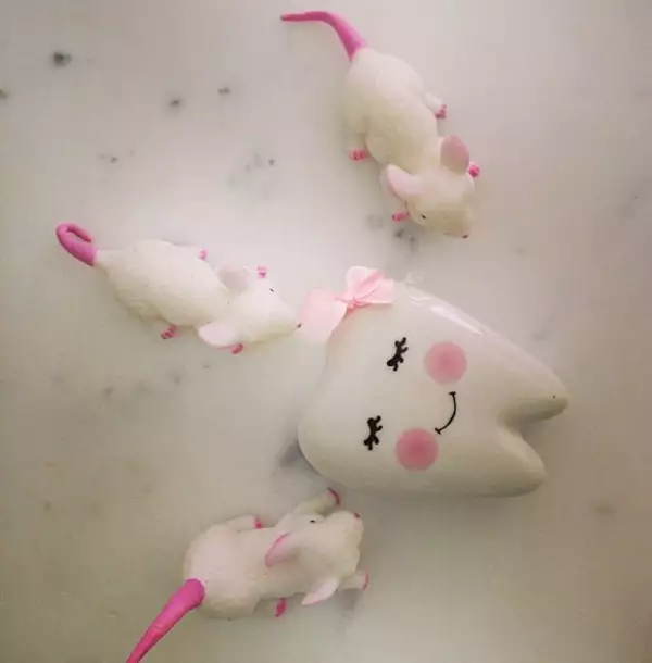 Sabrina también tendría un momento especial, pues ayer perdió un diente de leche.