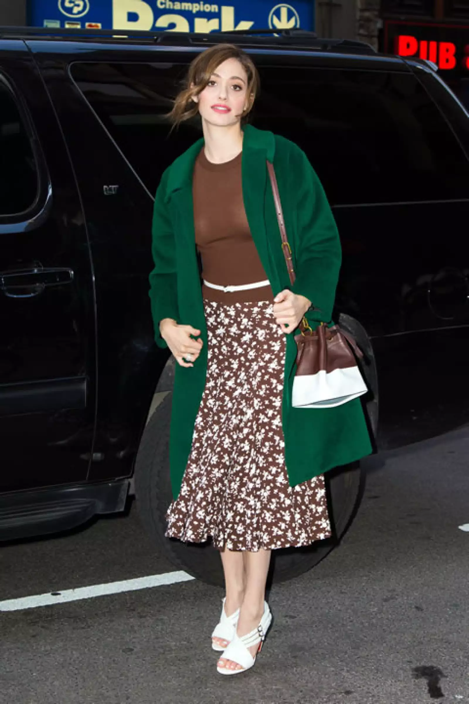 El estilo de los accesorios ha evolucionado con el tiempo, dejó atrás las bolsas grandes con el logo gigante para experimentar con piezas más sofisticadas como la bucket bag que lleva Emmy Rossum.