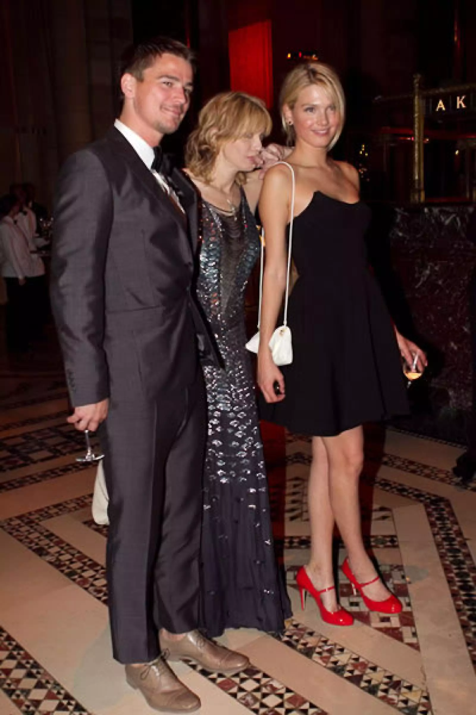 Josh Hartnett y su novia la modelo noruega Sophia Lie con Courtney Love (centro).