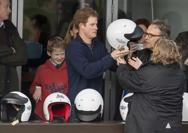 Eligió con paciencia su casco de seguridad.