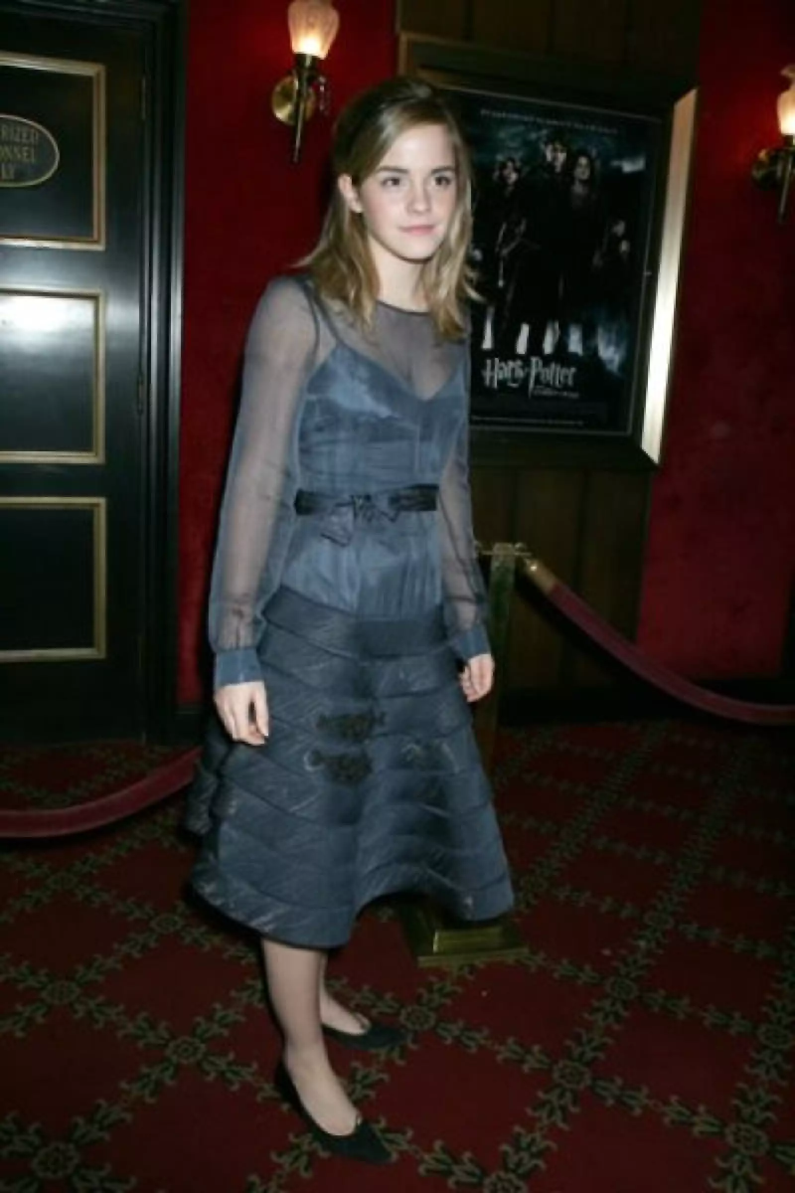 En Nueva York, se arregló un poco más con este vestido en color `midnight blue´ con mangas de seda, moño y holanes.