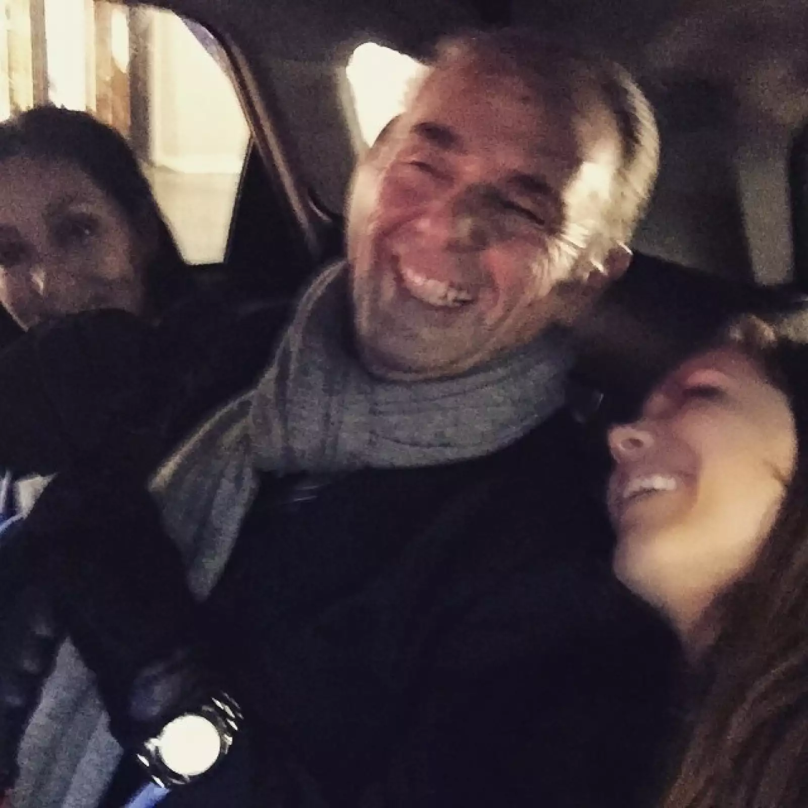 Anahí y sus papás en uno de sus momentos divertidos.