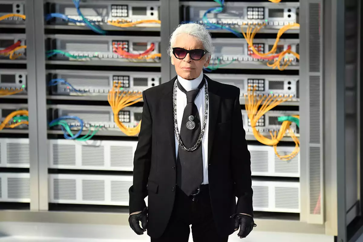 Foto de Karl Lagerfeld al terminar la pasarela de Chanel en la París Fashion Week de 2017.