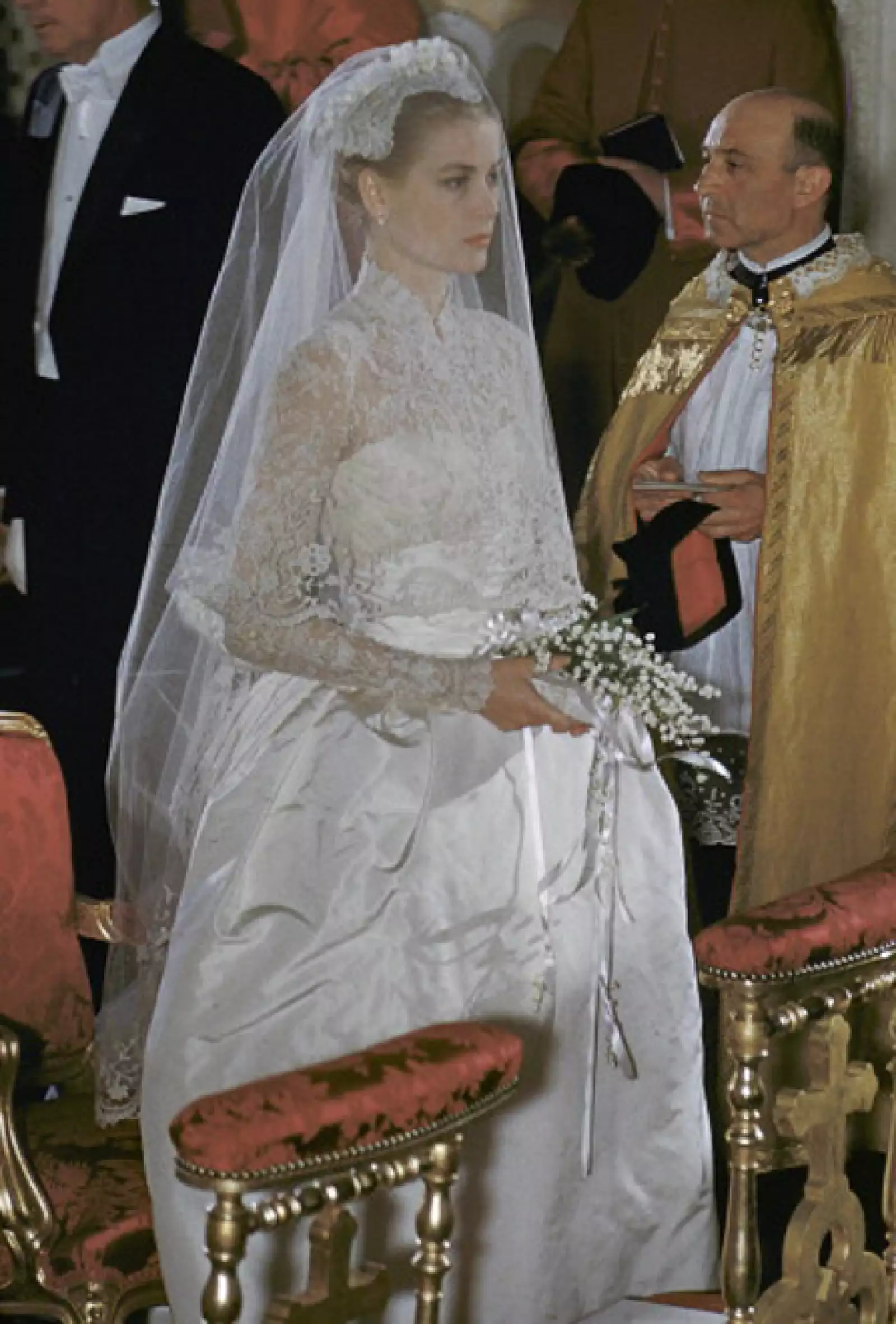 Tres docenas de costureras, 25 metros de tafeta, encaje y perlas se utilizaron para la confección del vestido de novia de Grace Kelly, el cual fue creado por la diseñadora de los estudios MGM, Helen Rose, el atuendo estuvo listo en 6 semanas y la princesa y el príncipe Rainero se casaron el 19 de abril de 1956.