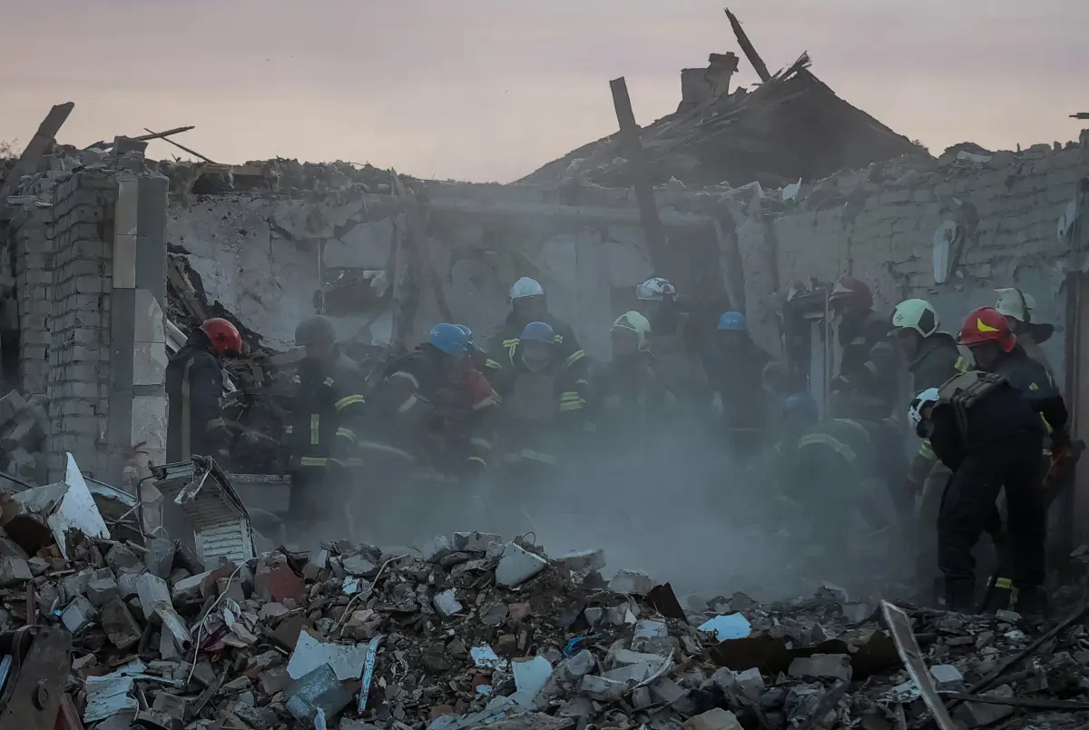 Los rescates trabajan en el lugar de un ataque militar ruso, en medio del ataque de Rusia contra Ucrania, en el pueblo de Hroza, en la región de Járkov, Ucrania, el 5 de octubre de 2023.