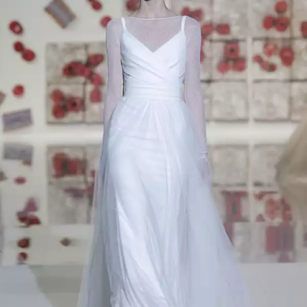 Vestido de crepe estilo pinafore con bodice de tul de puntos.