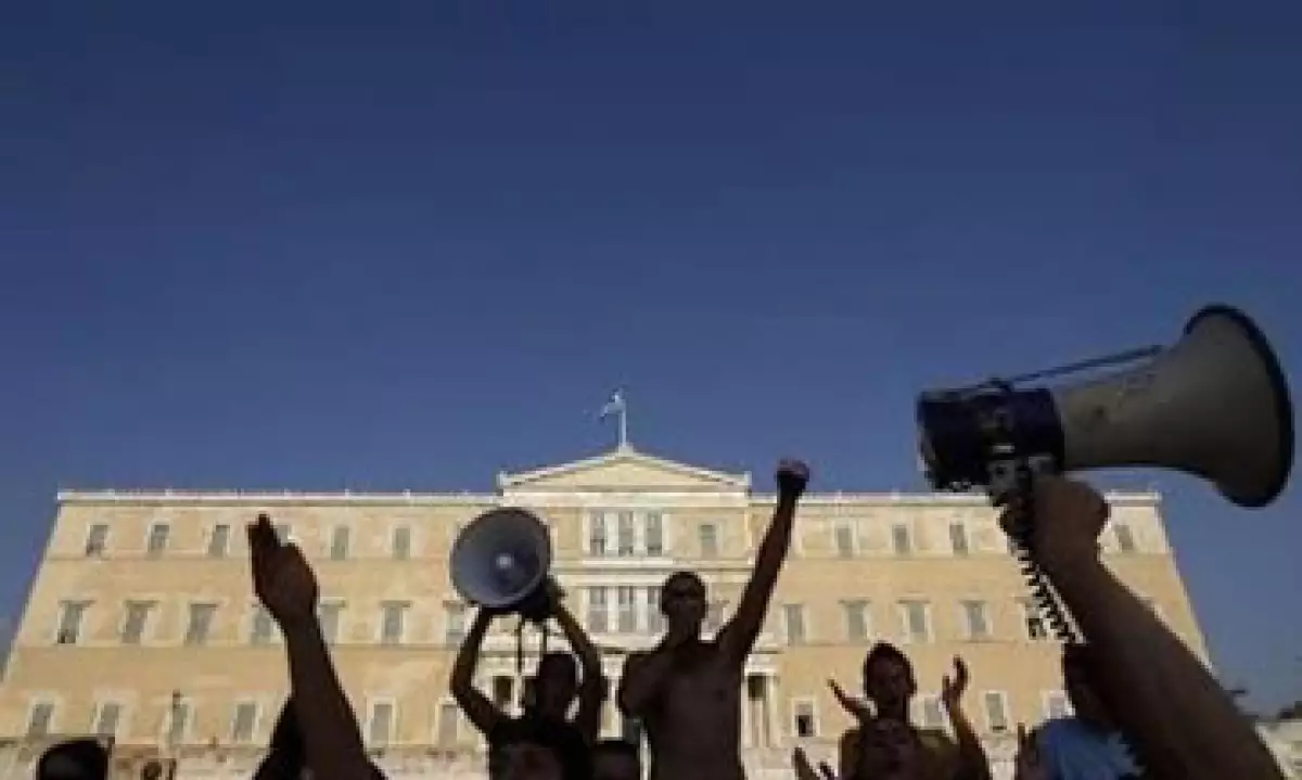 Cientos de manifestantes protestaron en Atenas contra las nuevas medidas de austeridad que se discuten. (Foto: Reuters)