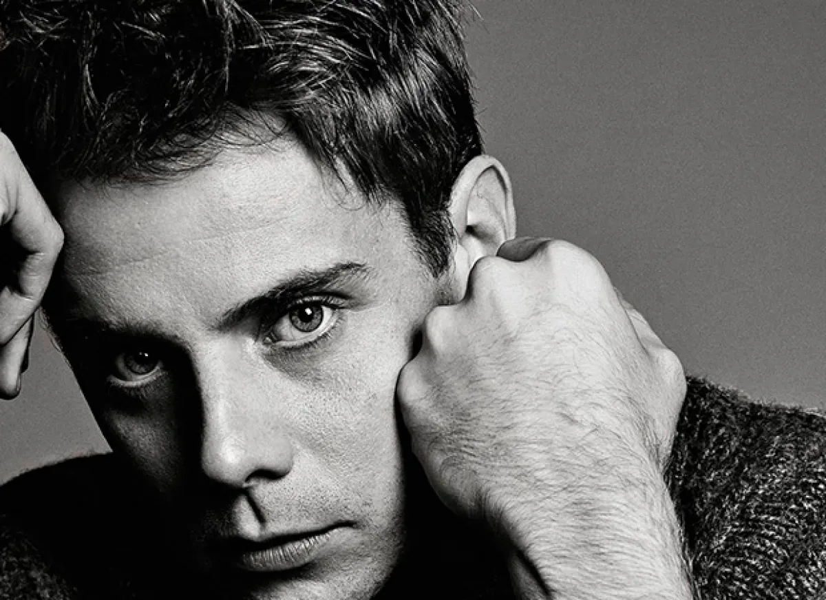 Jonathan Anderson es el actual director creativo de Loewe.