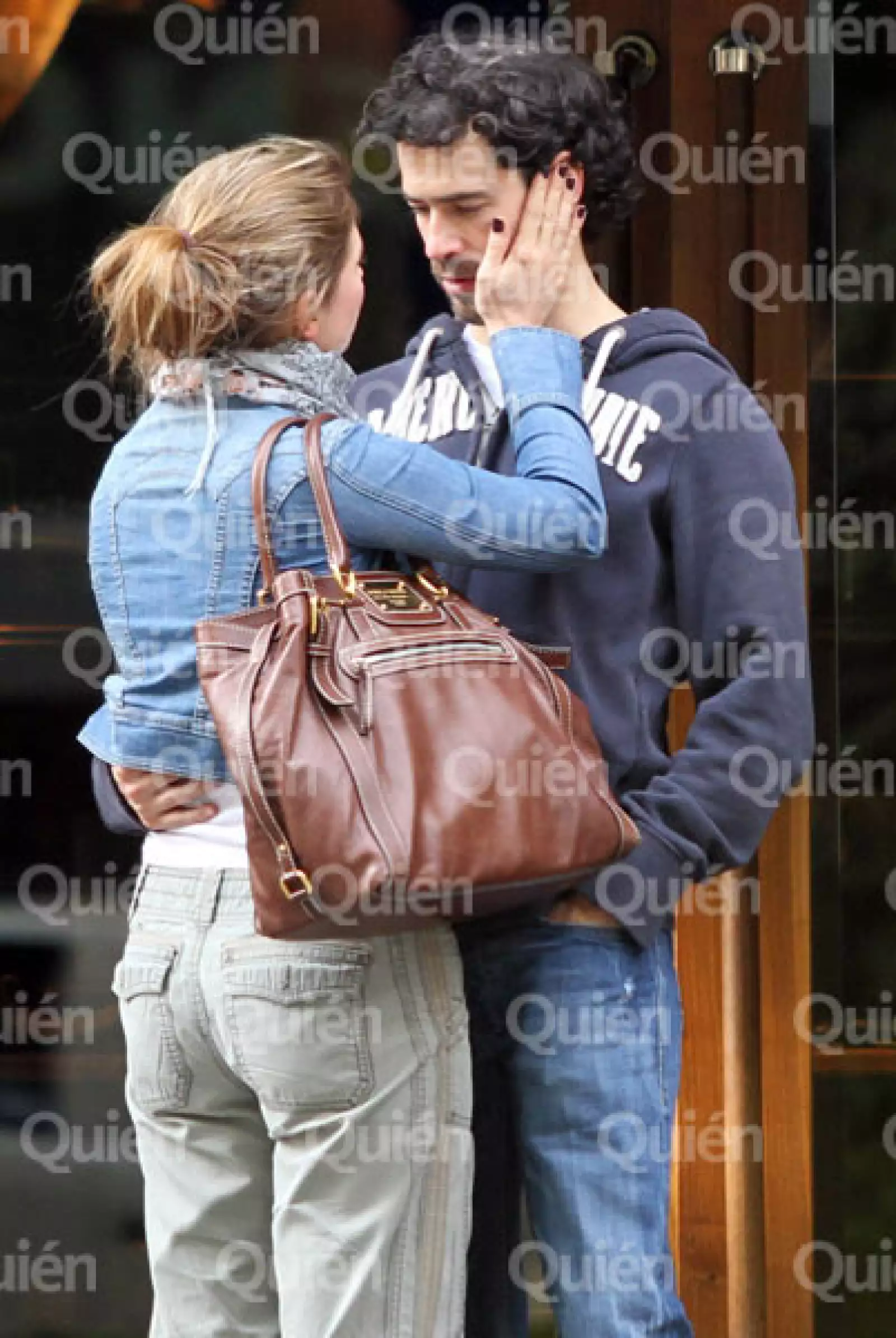 Desde septiembre del año pasado se dieron a conocer algunos rumores sobre una relación entre Salinas y Paleta, pero fue en octubre cuando el hijo del ex presidente lo aceptó públicamente.