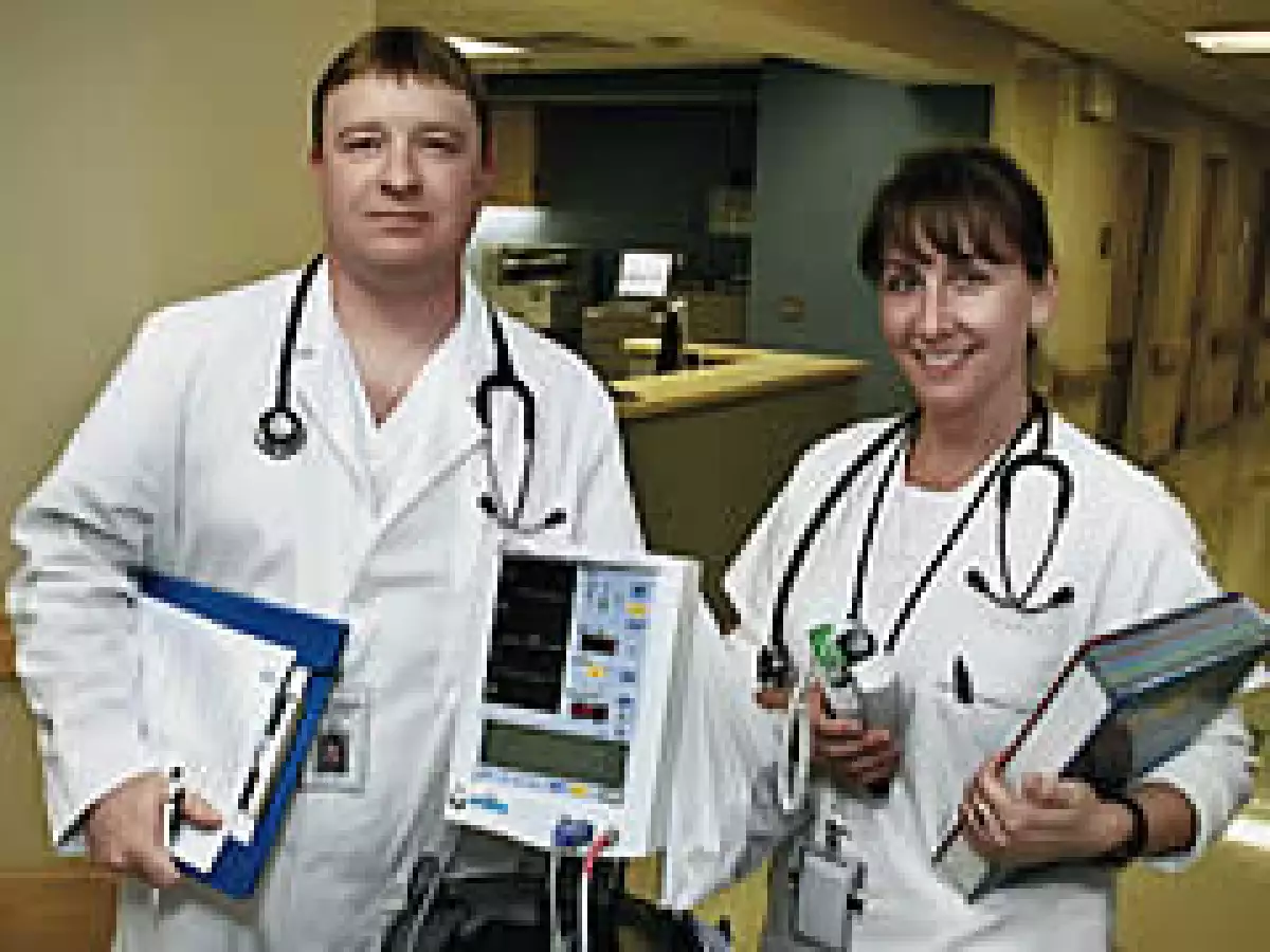 Kevin Lepper y Colleen Hardin, ex trabajadores del sector automotor, cursan hoy enfermería en el Hospital Henry Ford. (Foto: Especial)