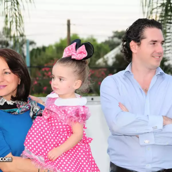 Isabel de Barrera con Valentina y Checo Barrera