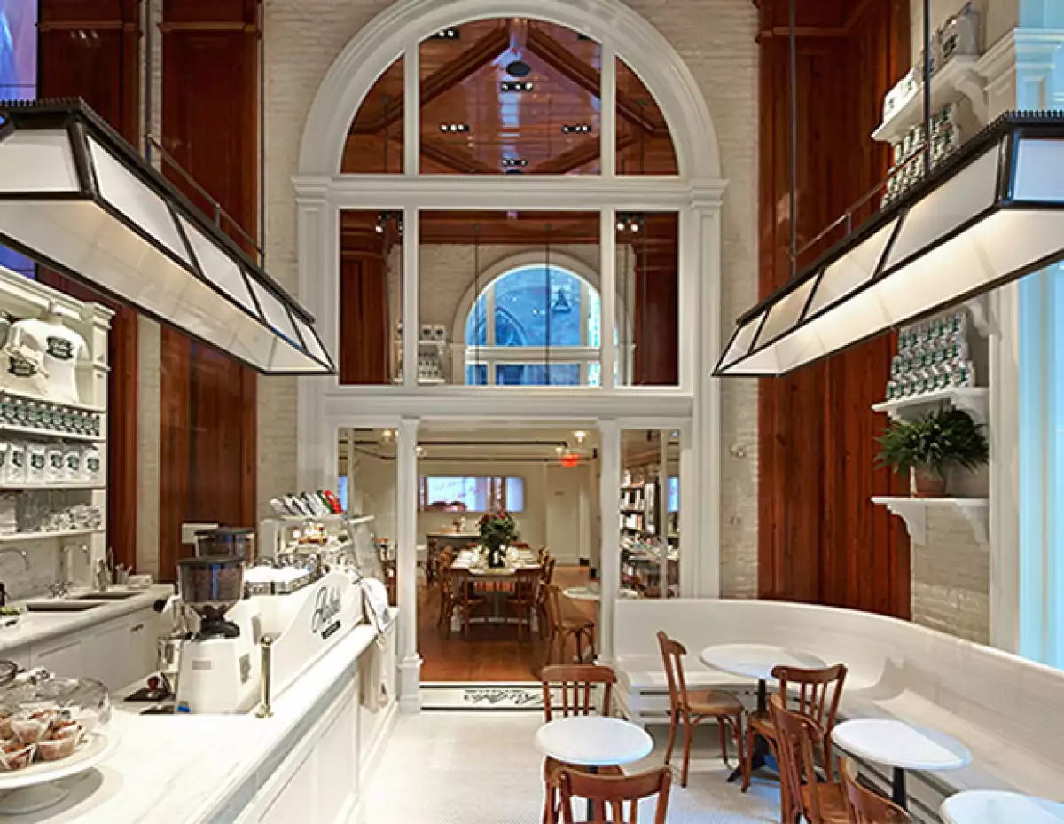 Ralph´s Coffee tiene vista hacia la 5ta Avenida de Nueva York.