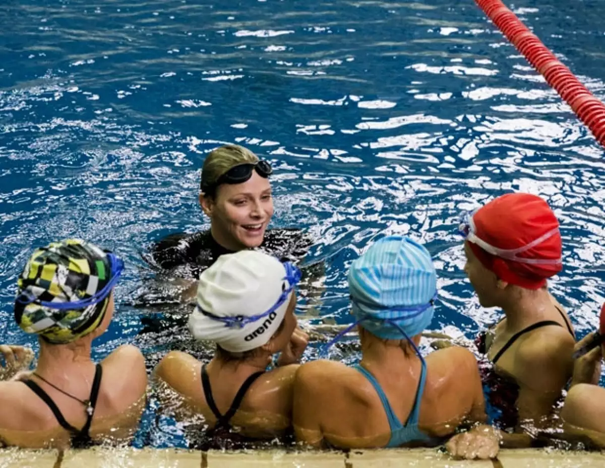 Charlene se mostró atenta con los niños, a quienes enseñó los mejores movimientos.