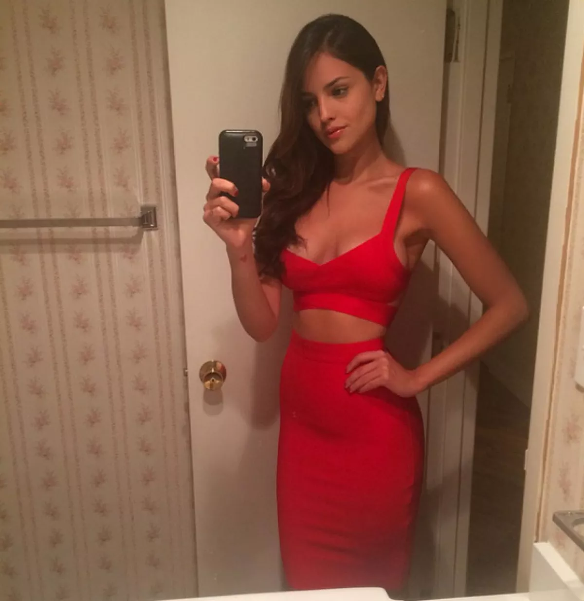 Eiza González reveló su nuevo color de pelo en su cuenta de Instagram.