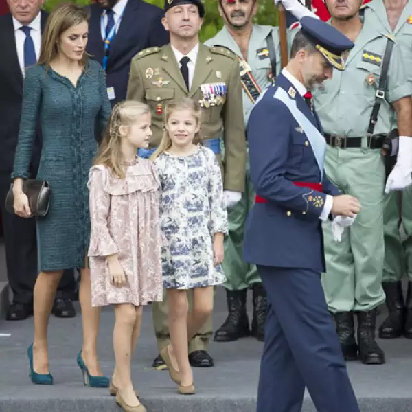 La Princesa de Asturias y la Infanta usaron vestidos estampados de la marca Nanos en rosa y verde respectivamente.