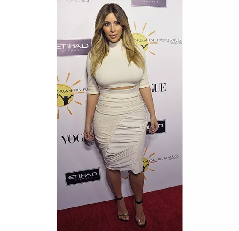 Al parecer, la mediana de las Kardashian está muy emocionada por su próxima boda, ya que últimamente sólo viste el tradicional color.