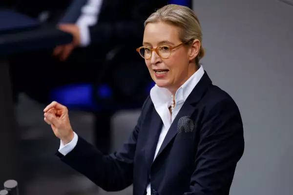 Alice Weidel Colíder del partido Alternativa para Alemania (AfD), habla el día de un voto de confianza convocado por el canciller alemán Olaf Scholz para allanar el camino para elecciones anticipadas, en la cámara baja del parlamento Bundestag en Berlín, Alemania, el 16 de diciembre de 2024.