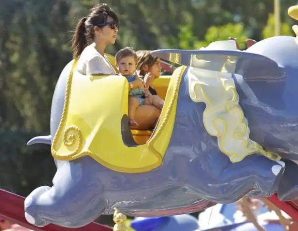Kourtney, Penelope y Mason sobre`Dumbo´.
