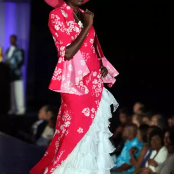 Happie Ntelamo, de Namibia, parecía una dama de sociedad de hace dos siglos con este vestido romántico rojo con holanes en la parte posterior y un sofisticado sombrero.