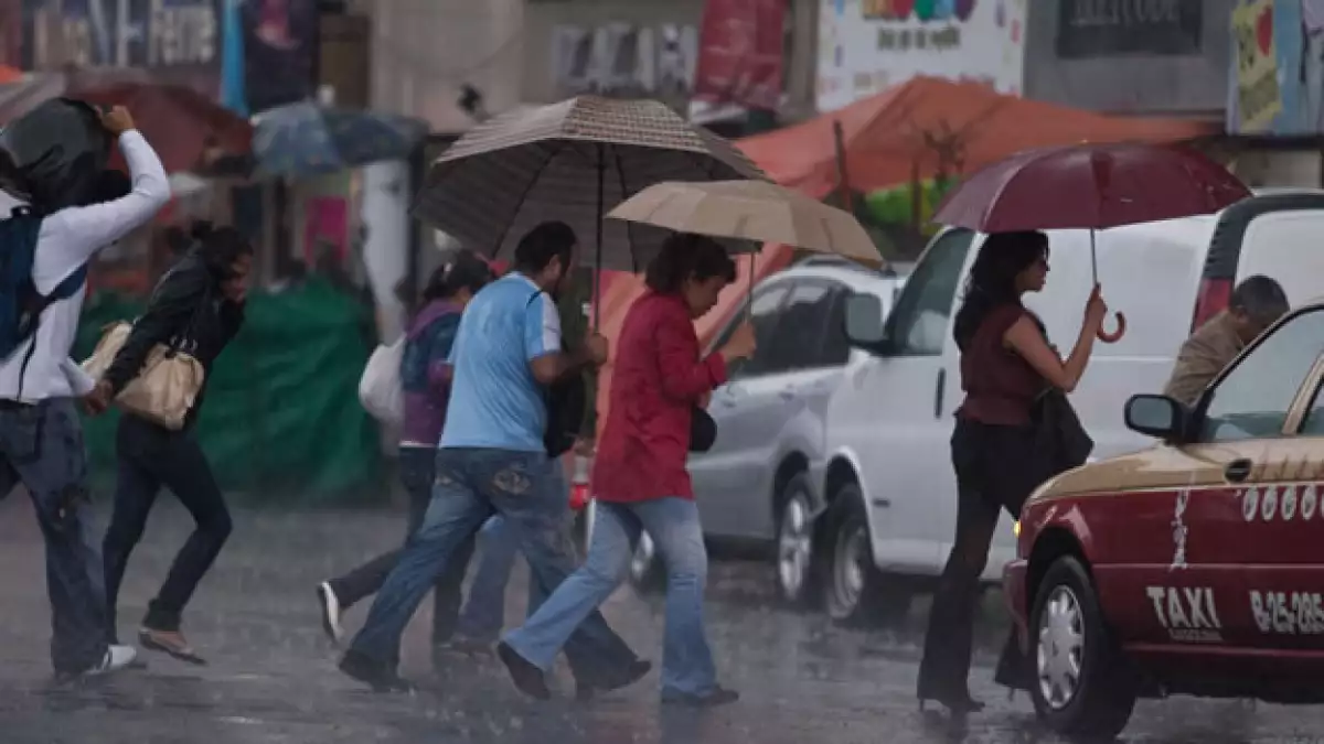 Sorprende lluvia a capitalinos