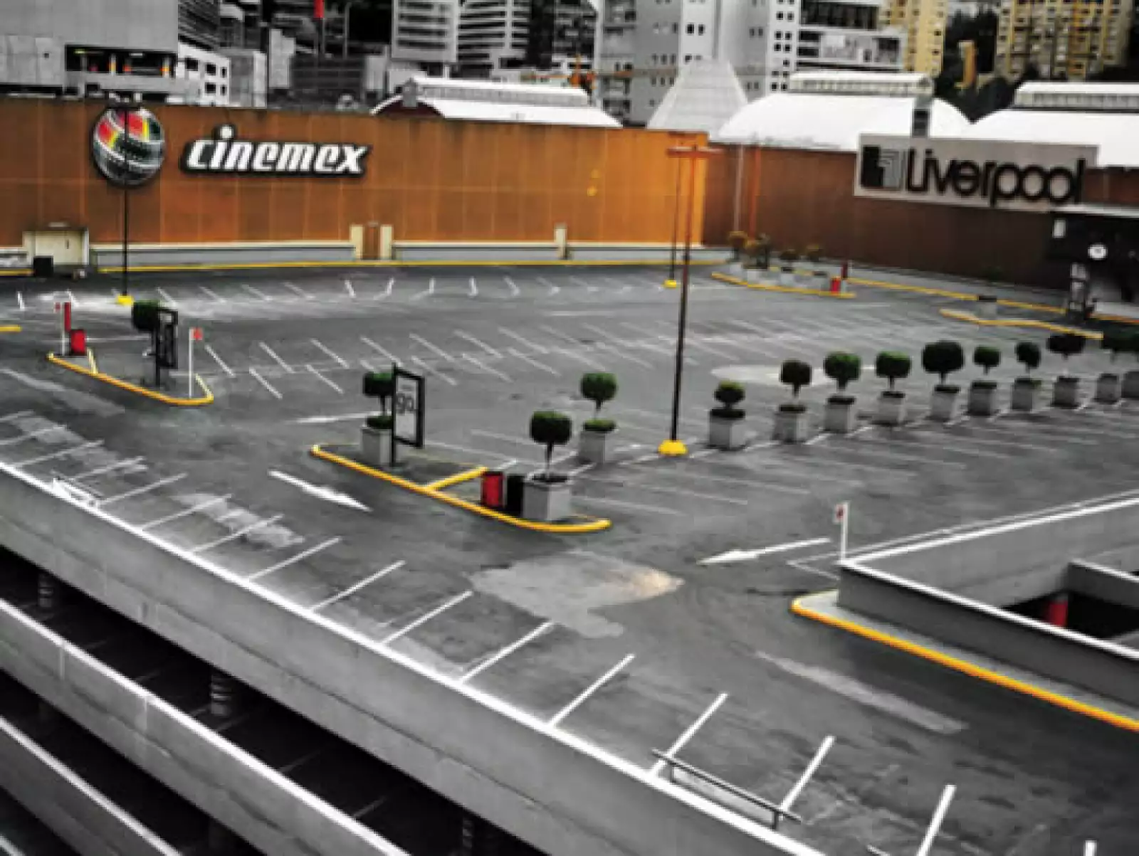 Santa Fe, el centro comercial más caro de AL, se quedó con su mercancia guardada.