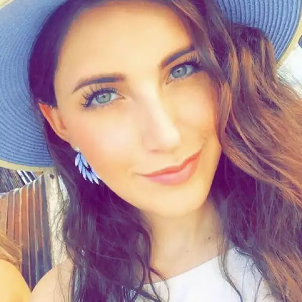 Andrea es una verdadera fanática de la moda y la hizo el centro de su vida fundando Rosa Puro, una boutique de vestidos.