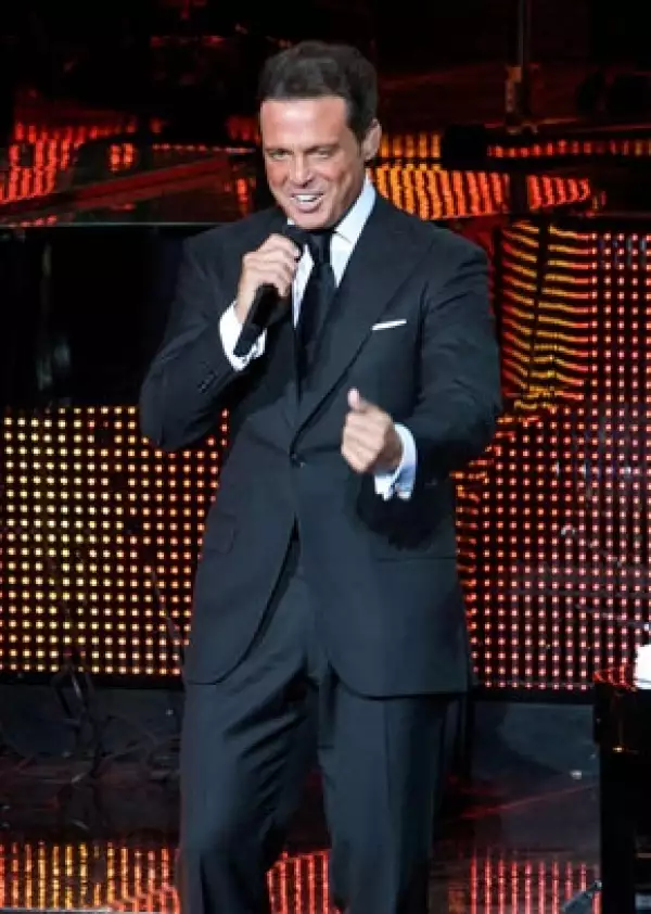 Un puertorriqueño asegura ser el padre del cantante y lo llama a hacerse el examen para demostrar su parentesco, además, escribió el libro `Luis Miguel es mi hijo´, que ya salió a la venta.