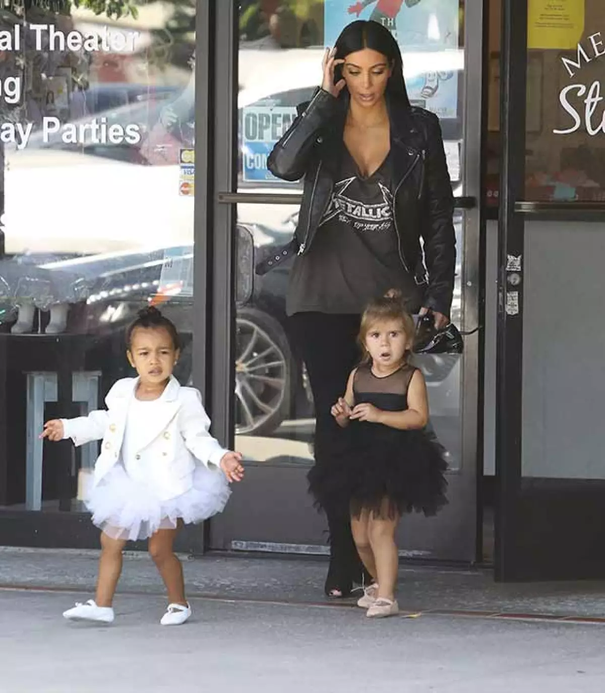 Kim llevó a su hija y a su sobrina Penelope, hija de Kourtney Kardashian, a la clase de ballet.