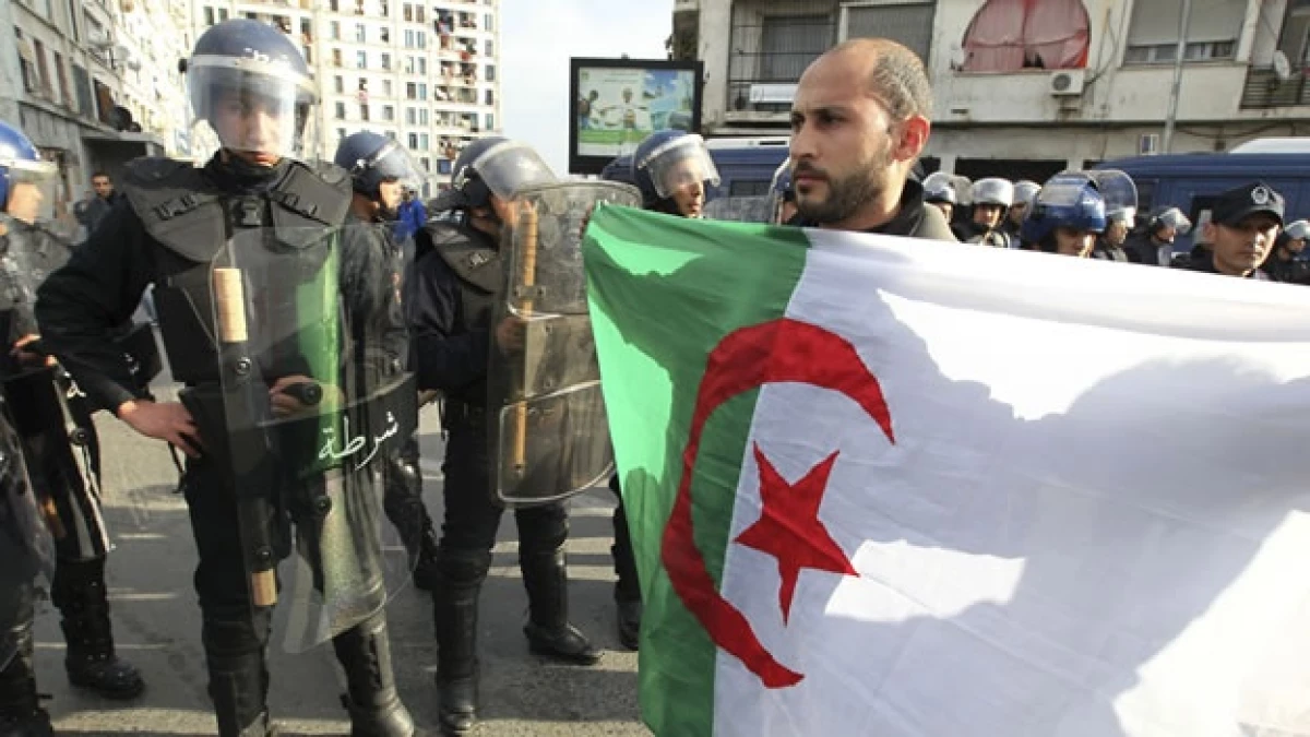 manifestante junto a policias