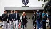 Los empleados caminan en un día de un anuncio de recortes de empleo de Volkswagen AG y cierre de sus pocas fábricas, en la sede de la compañía en Wolfsburg, Alemania, el 28 de octubre de 2024.