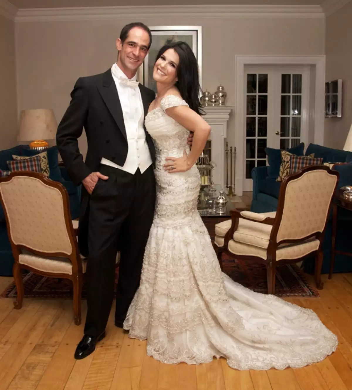 La conductora se casó hace algunas semanas acompañada por sus mejores amigos y nuestros expertos en moda te dicen si su look fue el adecuado.