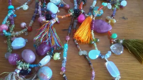 Esta guapa Diseñadora Industrial tiene buen gusto al vestir, adora resaltar sus outfits con toques exóticos  y es fanática de los zapatos.