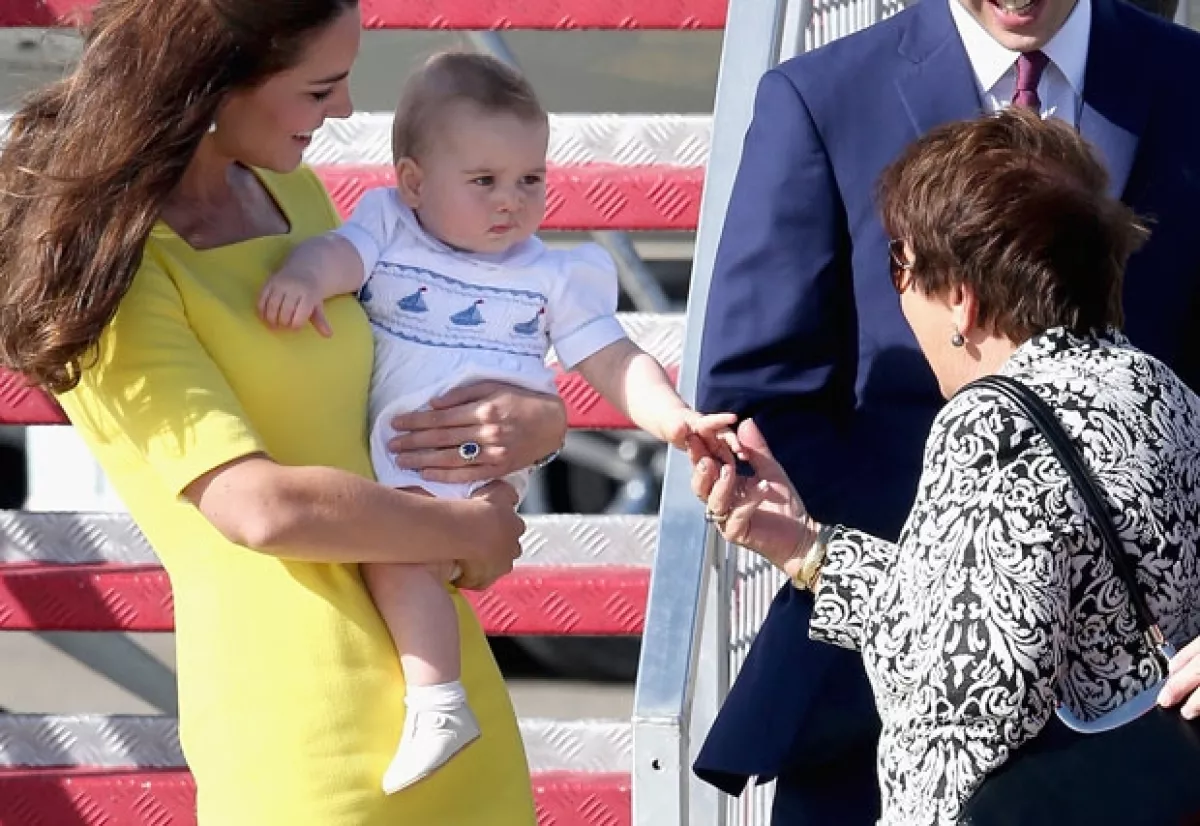 El príncipe George saludando a Lynne Cosgrove.