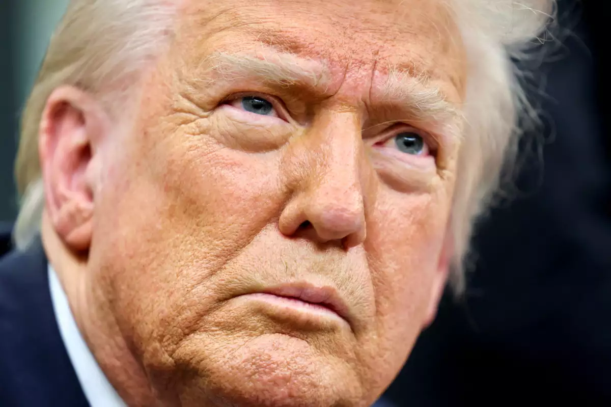 El presidente de los Estados Unidos, Donald Trump, observa mientras firma órdenes ejecutivas en la Oficina Oval de la Casa Blanca en Washington, EE. UU., el 10 de febrero de 2025.