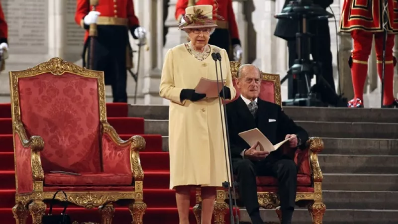 reina isabel da un discurso ante el parlamento