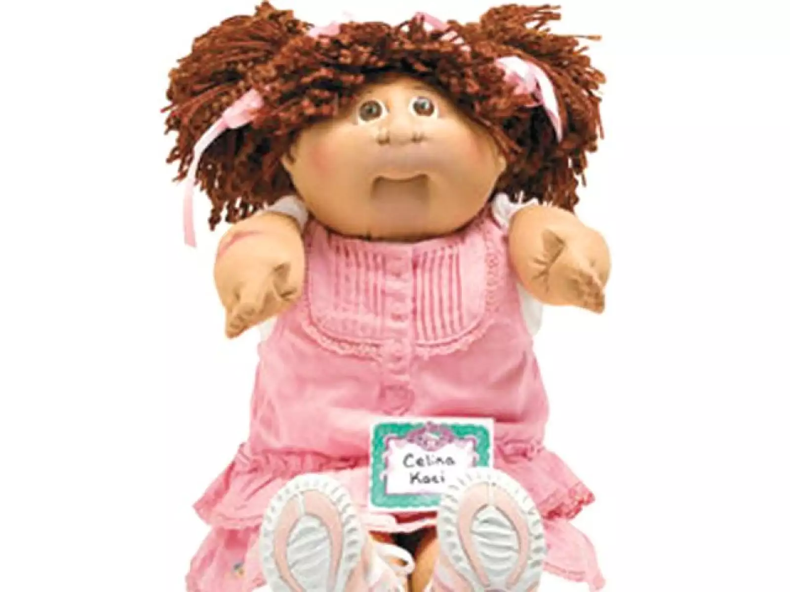El atractivo de Cabbage Patch era que no existían dos iguales. Las sutiles diferencias eran hechas con una computadora para cada producción. Cada una venía con un certificado de nacimiento y otro de adopción.