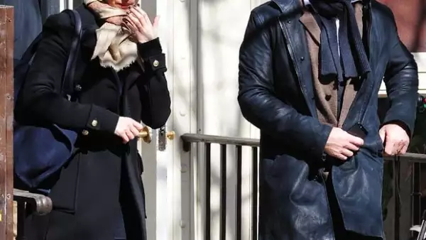 El guapo actor se encontraba en el supermercado con su esposa Rachel Weisz, cuando sorprendió a un fan escondido tratando de tomarle una fotografía por lo que le arrebató el celular muy enojado.