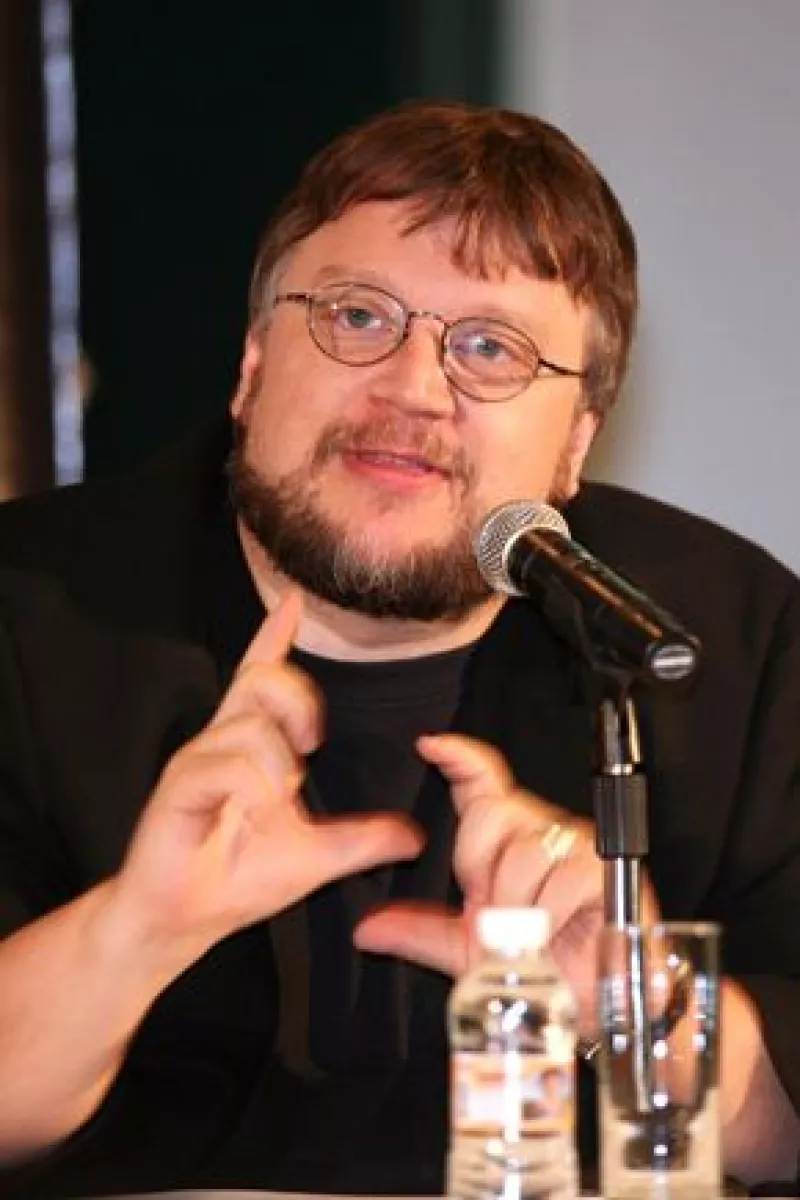 El director mexicano Guillermo del Toro ilustró portada y páginas interiores del más reciente número de la revista "All Story", editada por su homólogo Francis Ford Coppola.