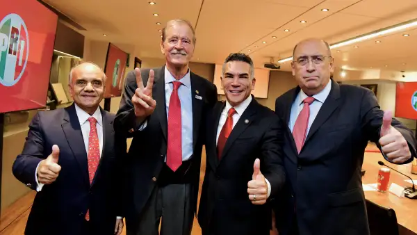 Manuel Añorve, coordinador de los senadores del PRI; Vicente Fox, expresidente de México emanado del PAN; Alejandro Moreno, líder nacional del PRI, y Rubén Moreira, diputado federal del PRI, posan juntos en la sede nacional del PRI.