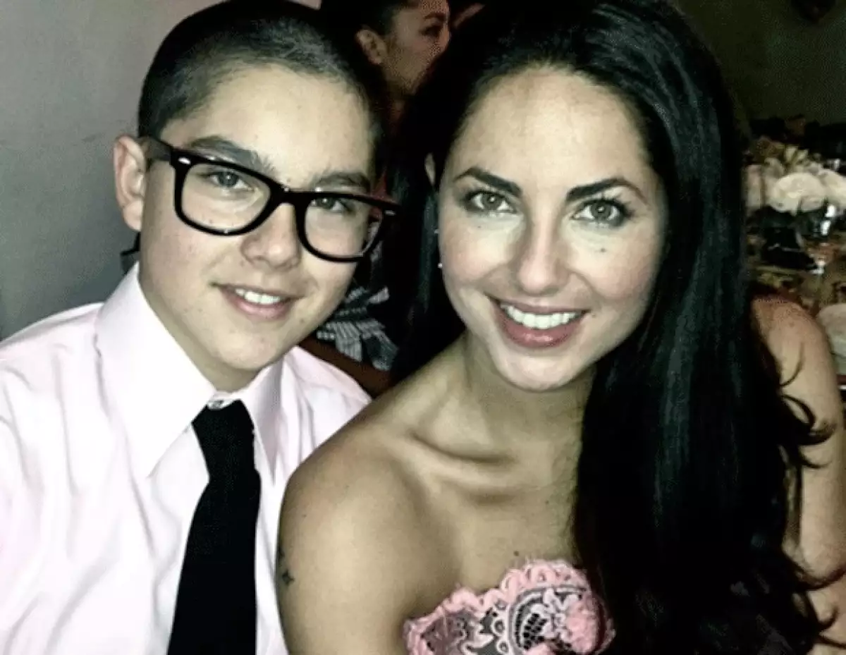 El adolescente se encuentra de vacaciones por Europa junto a su famosa mamá.